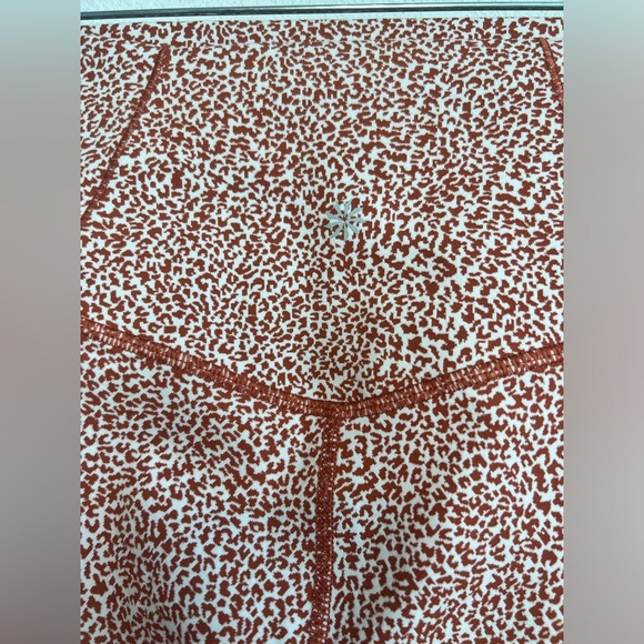 Athleta Salutation Stash Pocket Textured 7/8 Tight Leggings in Micro Cheetah - Picture 6 of 11